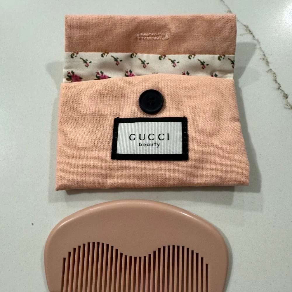 Gucci Beauty Pocket Comb & Floral Lined Pouch - Blush Pink - Picture 2 of 5